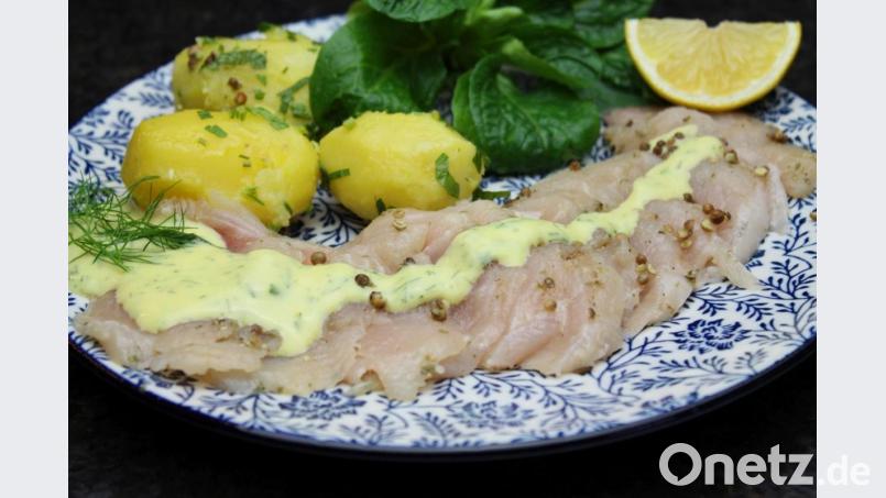 Mit Salat und Kartoffeln schmecken die gebeizten Forellenfilets besonders gut. Bild: Matthias Würfl