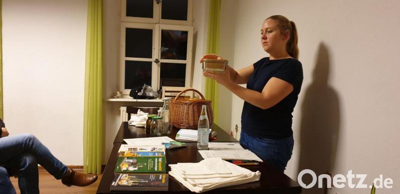 Silvia Gottinger zeigte den Kursteilnehmern viele Möglichkeiten auf, im Haushalt plastikfreier zu leben. Eine ist die Verwendung von Mehrwegbehältnissen. Bild: jzk