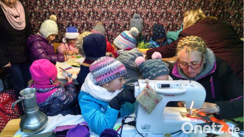 Schlange stehen die Kinder an der Bastelstube, die Vronita Grünauer eingerichtet hat. Bild: kwl