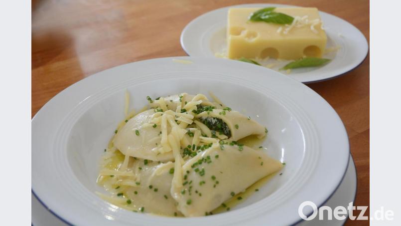 Mit Spinat gefüllt und Käse bestreut sind die Tiroler Schlutzkrapfen. Bild: Gabi Schönberger