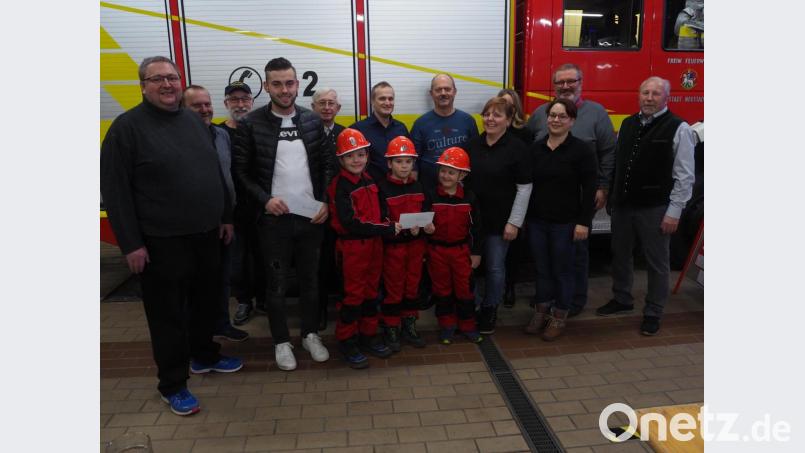 Freudestrahlend nahm der Feuerwehr-Nachwuchs die Spende der Freien Wähler entgegen Bild: stn