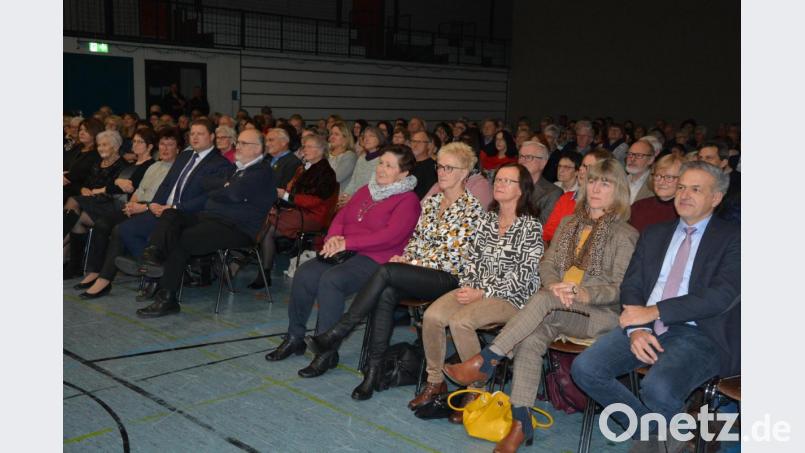 Knapp 300 Besucher – mehr als in den vergangenen Jahren – waren zum Konzert des Männergesangvereins Mitterteich in die Mehrzweckhalle gekommen. Bild: jr