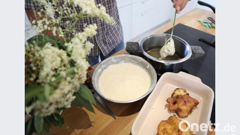Die ausgebackenen Blüten werden mit Puderzucker bestäubt. Dazu schmeckt Apfelmus. Bild: Wolfgang Steinbacher