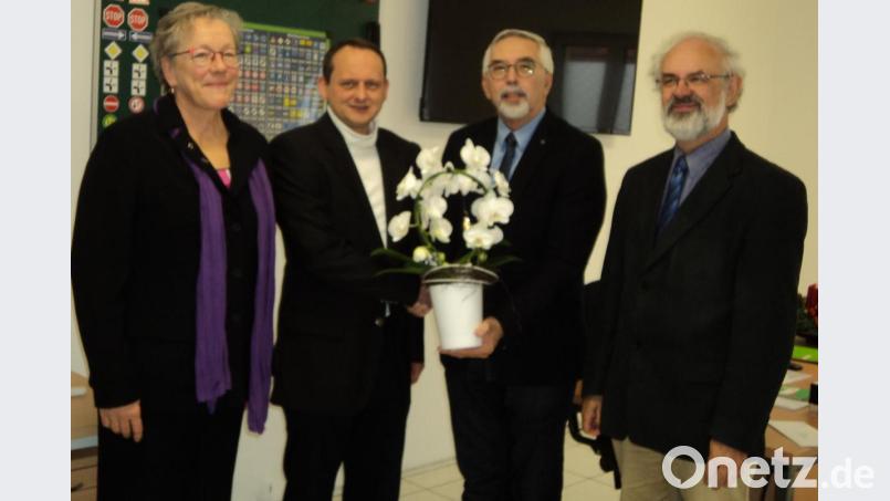 Zur Geschäftseröffnung kamen sowohl Pfarrer Heinrich Rosner (rechts) und Pfarrerin Heidi Gentzwein als auch Bürgermeister Manfred Rodde (Zweiter von rechts). Darüber freute sich Reiner Lang. Bild: ksi