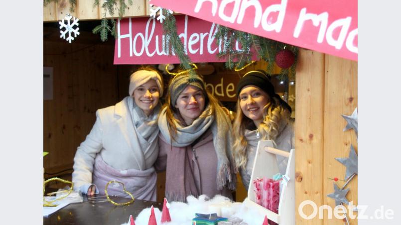 Viele Weihnachtsartikel und Leckereien gibt es an den Ständen. Bild: Schönberger, Ferdinand [fsb]