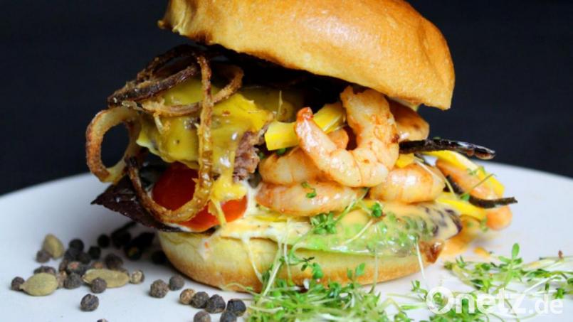 Der Ausdruck „Surf and Turf“ steht für eine Essenskombination aus Garnelen, Krabben oder Hummer und Rindfleisch. In Restaurants bekommt man, wenn „Surf &amp; Turf“ bestellt wird, meist einen halben Hummer sowie ein feines Steak serviert. Anja Auer empfiehlt Burger. Bild: Mattias Würfl