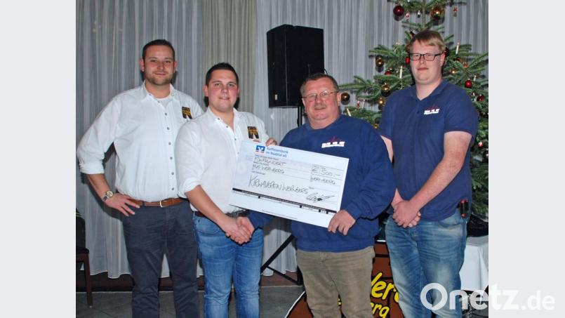 Der Vorsitzende Max Geitner überreichte zusammen mit seinem Stellvertreter Tobias Irlbacher im Namen des Kirwa Vereins Wernberg einen Scheck in Höhe von 500 Euro an die &quot;Helfer vor Ort&quot;, vertreten durch Hannes Brenner und Tobias Böhnstedt. Bild: wee