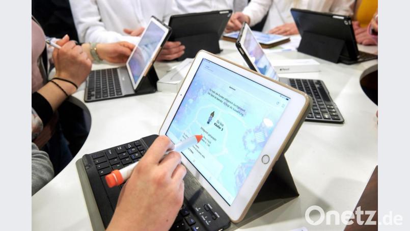 Schüler demonstrieren die Arbeit an Tablet-Computern (Symbolbild) Bild: Thomas Frey dpa