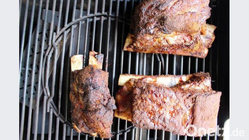 Die geräucherten Beef Ribs auf dem Rost vom Gasgrill. Links erkennt man unter dem Rost die dort platzierte Räucherbox. Bild: Matthias Würfl
