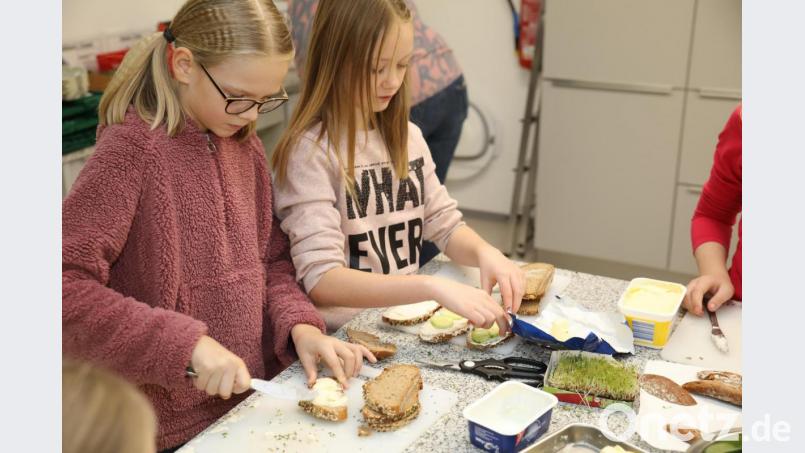 Schon die Vorbereitung des Schulfrühstücks machte den Kindern viel Spaß. Bild: njn