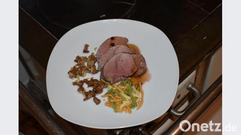 Rosa kommt die Rehkeule auf den Teller. Dazu schmecken beispielsweise Schwammerl und Spätzle. Bild: Schiffer