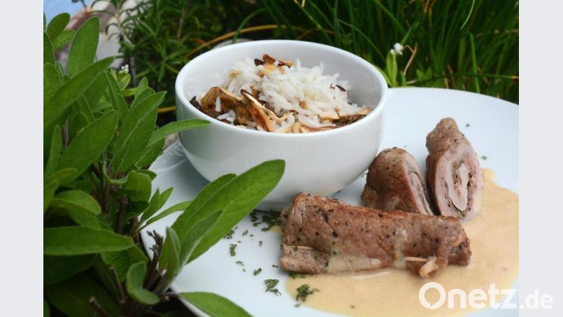 Die dünnen Kalbsschnitzel sind mit luftgetrocknetem Schinken und Salbeiblättern gefüllt. Als Beilage passt zum Beispiel ein Pilzrisotto. Bild: Gabi Schönberger