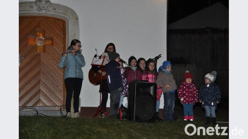 Mit Gedichten und Liedern stimmten die Kinder und eine Instrumentalgruppe an der Witzlasreuther Kapelle auf die Adventszeit ein. Bild: ak