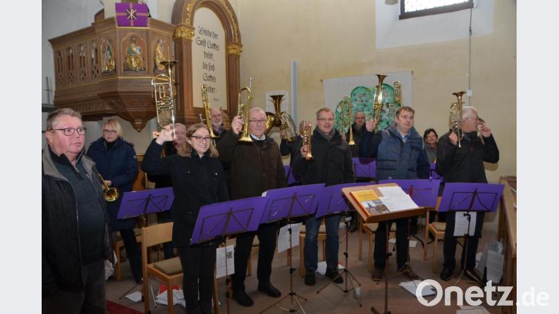Die Musiker des evangelischen Posaunenchors wurden am Sonntag mit ihrem Leiter Erwin Scholz beim Gottesdienst wie Stars für ihren glänzenden Auftritt gefeiert. Bild: dob