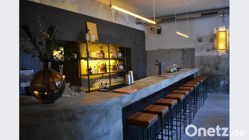 Der Name der &quot;Lamm Bar&quot; ist eine Kombination: Die Bar liegt in der Wisbyer Straße in Berlin, benannt nach der schwedischen Stadt Wisby, die ein Lamm im Stadtwappen trägt. Der erste Laden von Kumpel Franke heißt &quot;Krass Böser Wolf&quot; - passt auch irgendwie. Zudem ist Lautenschlagers Vater Schäfer. Bild: Marie Springer