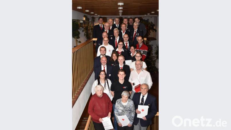Die Führung der BRK-Bereitschaft gratuliert unter anderem (vorne, von links) Irmgard Fischer, Maria Moller und Albert Steiner. Bild: hcz
