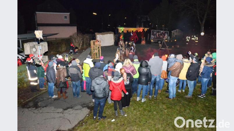 Den erstmaligen Auftritt der &quot;Krampusse vom Schwarzachtal-Pass&quot; lässt sich kaum einer der vielen Besucher des Waidhauser Adventsmarkts entgehen. Bild: fjo