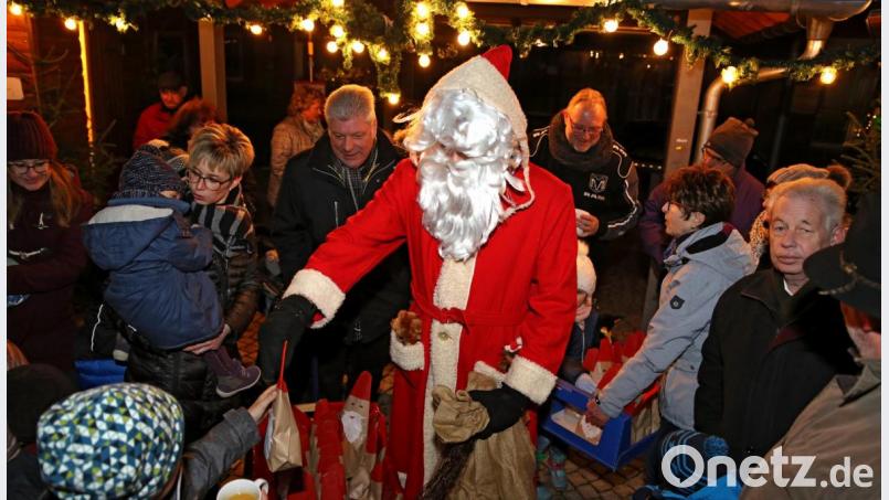 Der Nikolaus hat alle Hände voll zu tun, um die selbstgemachten Nikolauspäckchen an die Kinder zu verteilen. Bild: mef