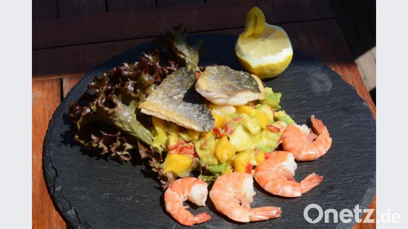 Die gegrillte Dorade kann im Backofen zubereitet werden, darf aber im Sommer auch auf den Holzkohlengrill. Bild: Gabi Schönberger