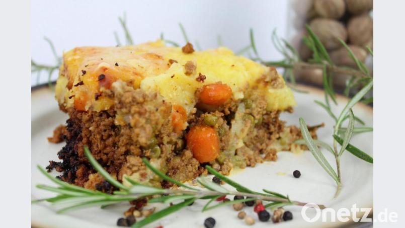 Als Beilage passt zum „Shepherd’s Pie“ maximal ein Salat. Fleisch, Kartoffelbrei, Erbsen und Karotten befinden sich ja schon in der Auflaufform. Bild: Matthias Würfl