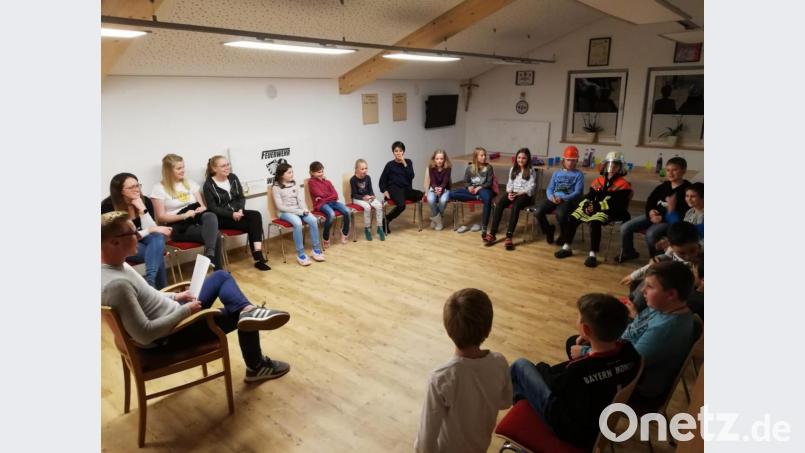Die Löschkids hatten eine aufregende Nacht im Feuerwehrgerätehaus verbracht. Kommandant Hans-Jürgen Schlosser und Andrea Meindl erzählten den Kindern spannenden Geschichten. Bild: slh