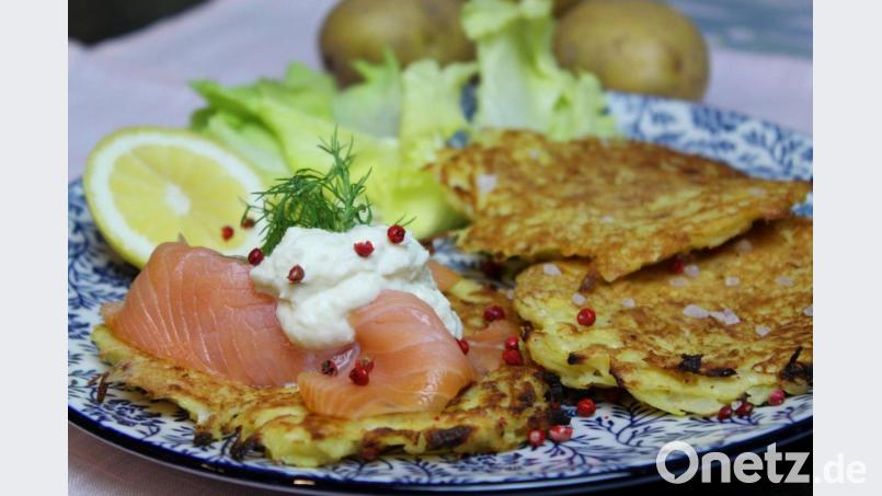 Warum immer nur Apfelmus? Mit Lachs und Meerrettichsahne schmeckt der Kartoffelpuffer ganz hervorragend. Bild: Matthias Würfl