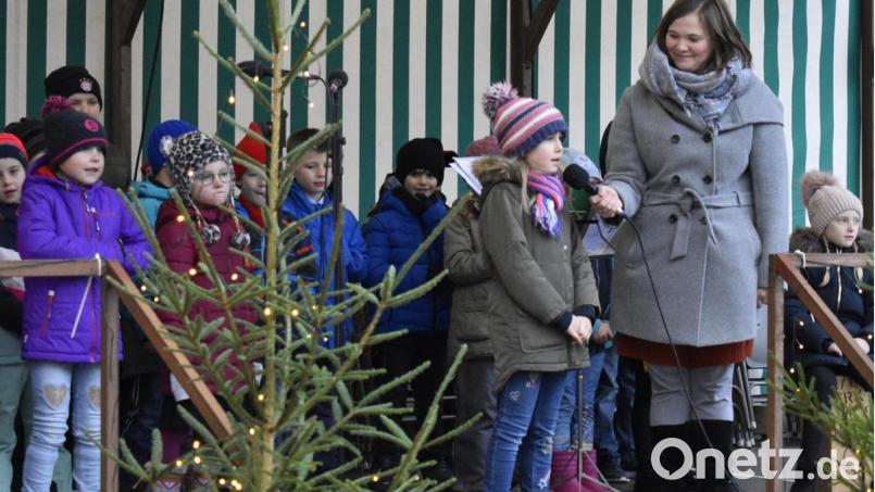 Rund 30 Grundschulkinder kamen mit ihrer Lehrerin Theresa Dietel auf die Bühne und sangen. Bild: sck