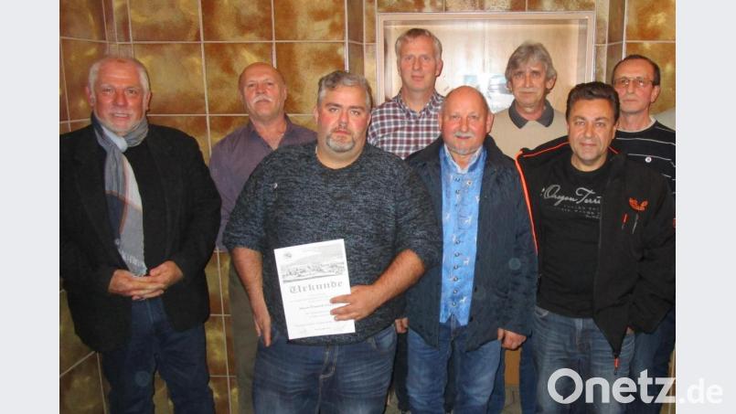 Die Ehrennadel in Silber übergibt dritter Bürgermeister Udo Greim (links) an langjährige Mitglieder des Fischereivereins. Er dankt außerdem dem Vorstand für ihre unermüdliche Arbeit. Bild: rgr