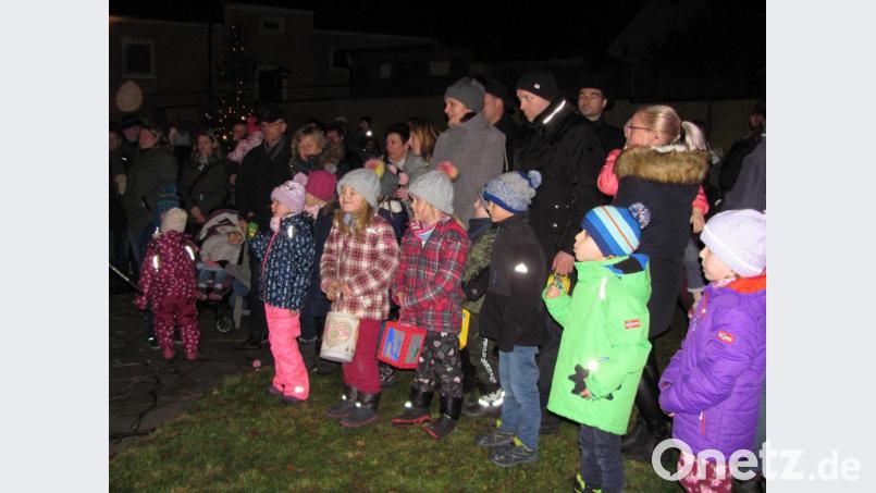 Viele Zuschauer sind in den evangelischen Kirchhof gekommen, die Kinder mit Laternen um einen romantischen Start in den Advent zu genießen, mit weihnachtlichen Liedern, Kinderpunsch, Glühwein und Weihnachtsgebäck. Bild: sei