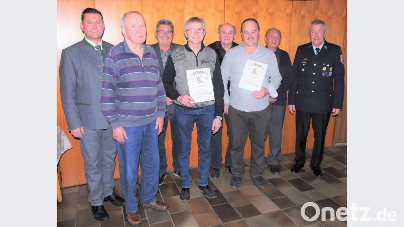 Die geehrten passiven Mitglieder (von links): Josef Strigl, Josef Hartung, Josef Schneider, Johann Neuber, Helmut Vater und Johann Schödl mit Bürgermeister Rainer Rewitzer (links) und Vorsitzendem Hans-Peter Wallner (rechts). Bild: tu