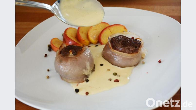 Die Rehnüsschen werden angebraten, anschließend im Ofen gegart und zur der köstlichen Pfeffercremesauce serviert. Dazu passen in Weißwein gedünstete Apfelspalten. Bild:  Gabi Schönberger