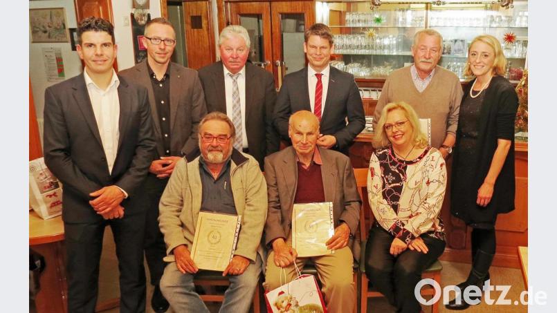 CSU-Ortsvorsitzender Nikola Vranjes (links) vom Hammerweg ehrt langjährige Mitglieder mit OB-Kandidat Benjamin Zeitler und Stadträten. Bild: Dobmeier