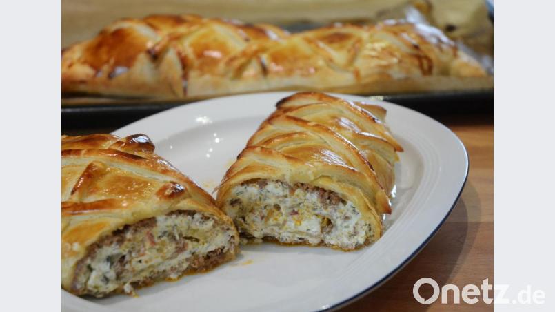 Goldgelb kommt der Fleisch-Käsestrudel aus dem Ofen auf den Tisch. Dazu passt Endivien- oder Feldsalat. Bild:  Gabi Schönberger
