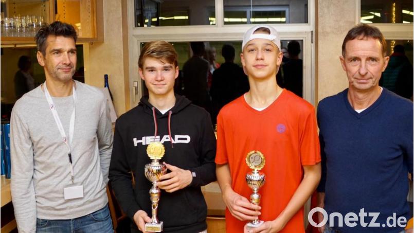 Bei der Siegerehrung der U16 (Von links): Peter Hofauer (Turnierleiter), Gewinner Laurenz Grabia, Tom Bittner und Norbert Henn (Schanzl-Vorstand für Finanzen) . Bild: exb
