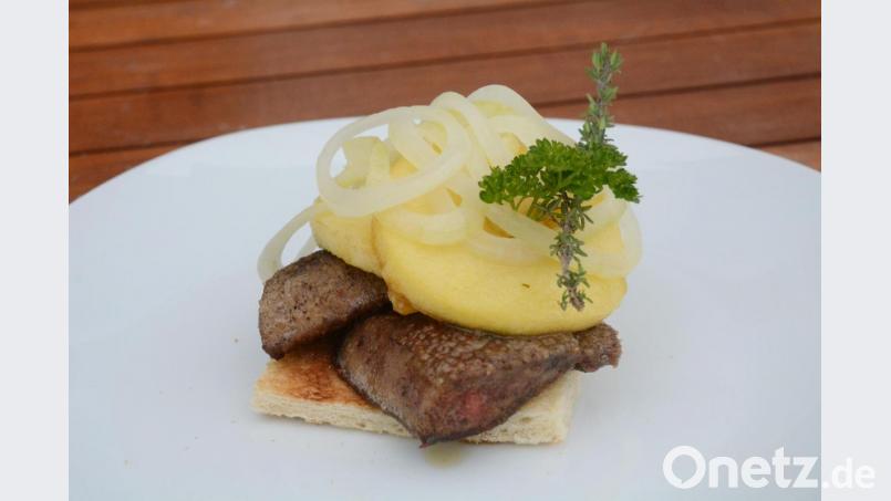 Besonders hübsch sieht es aus, wenn der Rand des Toastbrotes abschnitten wird. Darauf kommen die Leber, die Apfelscheiben und die Zwiebelringe. Bild: Gabi Schönberger