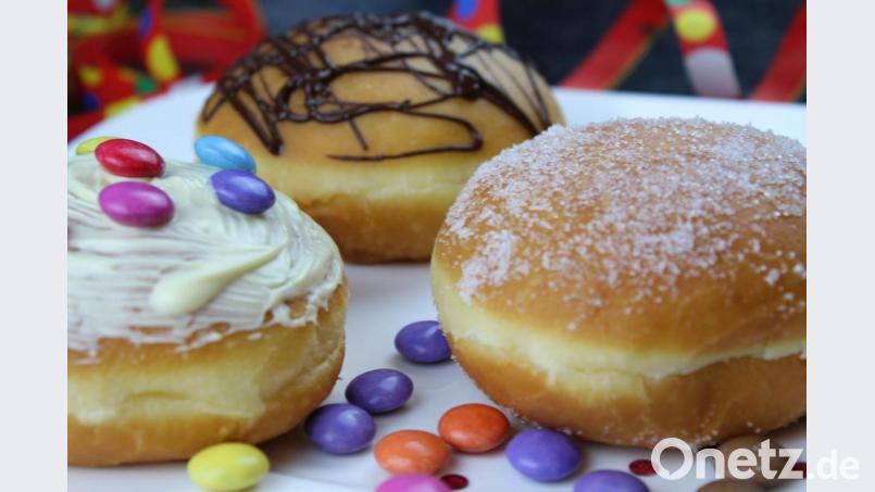 Krapfen gefällig? Es gibt sie als Klassiker mit Zucker oder Glasur, im Fasching dürfen sie auch gerne optisch etwas bunter ausfallen. Bild: Matthias Würfl