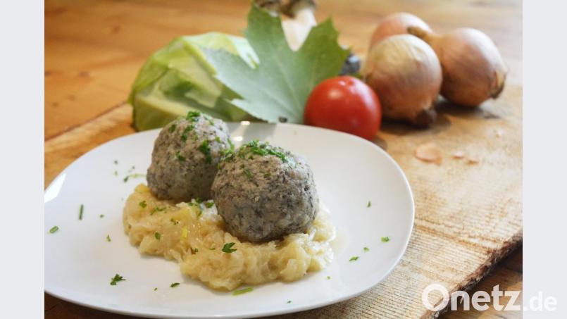 Das Kraut bekommt durch Weißwein und Apfel sein Aroma. Außergewöhnlich dazu: die Knödel aus Rehleber. Bild: Gabi Schönberger