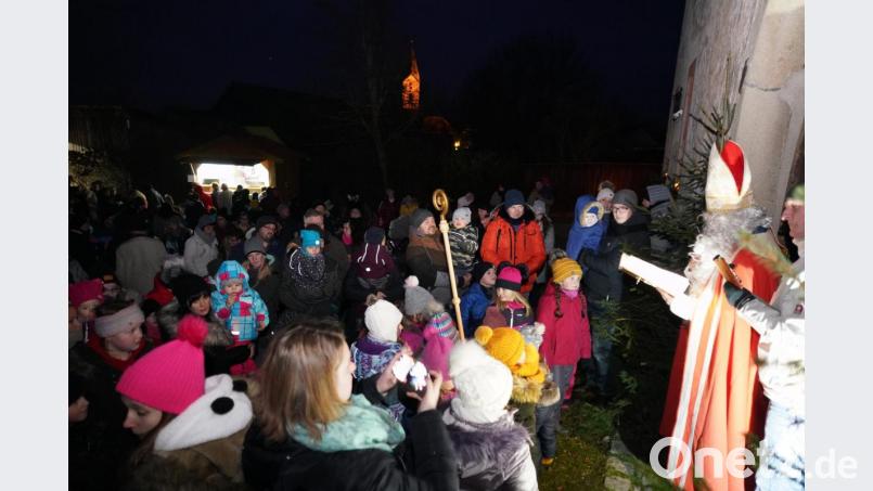 Beim Adventsmarkt der Freien Wähler sorgt der Besuch des Nikolaus (alias Michael Troidl) für einen Ansturm der kleinen Gäste. Bild: fvo