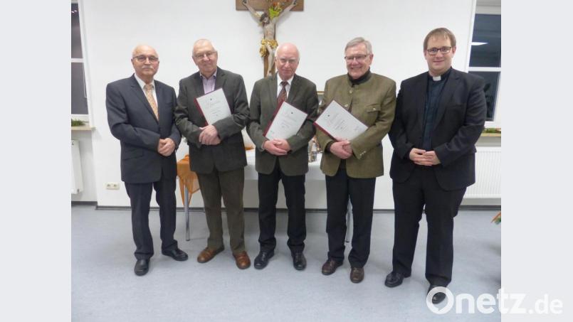 Kolping-Vorsitzender Elmar Pilz ehrte Manfred Saller, Helmut Schug, Wolfgang Eschenbeck (von links) für ihre langjährige Mitgliedschaft. Präses Daniel Fenk (rechts) gratulierte. Bild: kod