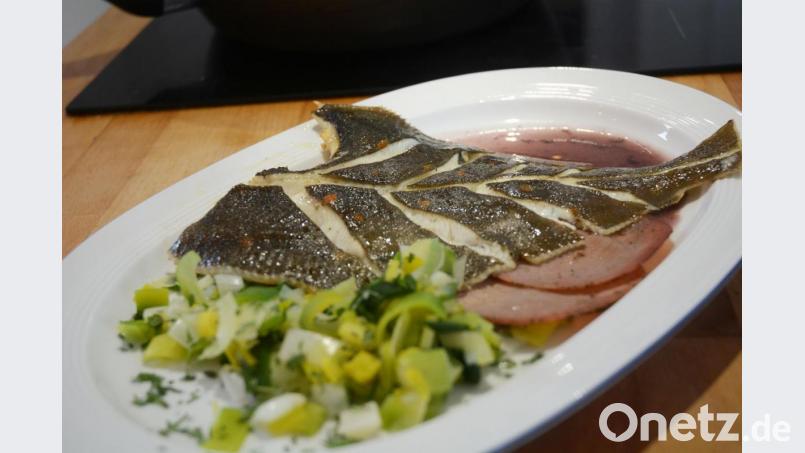 Auf Speck und Lauch wird die gegrillte Scholle serviert. Bild: Gabi Schönberger