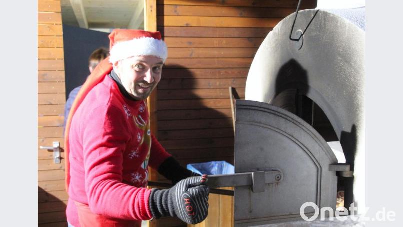 Josef serviert Pizzas aus dem Steinofen. Bild: Schönberger, Ferdinand [fsb]