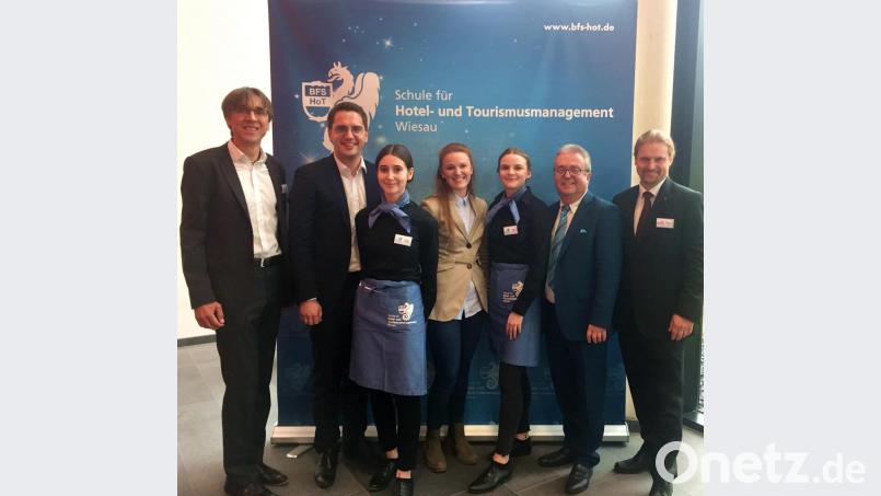 Europa-Abgeordneter Christian Doleschal (Zweiter von links) gratuliert stellvertretendem Schulleiter Thomas Metzler, Patricia Dutz, Bürgermeister Toni Dutz und Fachbetreuer André Putzlocher sowie zwei Schülerinnen zum Erfolg. Bild: Tourismusschule Wiesau/exb