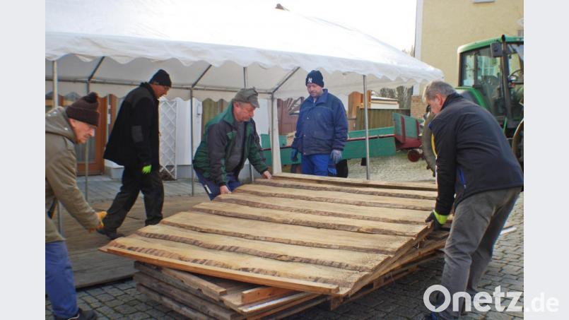 Viele Helfer beteiligten sich am Aufbau für den Weihnachtsmarkt. Bild: enz