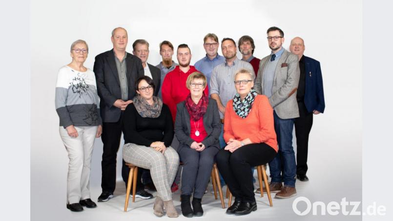 Die SPD Pechbrunn-Groschlattengrün hat ihre Kandidaten für die Gemeinderatswahl 2020 nominiert: (sitzend, von links) Sabine Burger, Bürgermeisterkandidatin Isgard Forschepiepe und Oreane Fleischer sowie (stehend, von links) Kreisrätin Hannelore Bienlein-Holl, Landratskandidat Thomas Döhler, Roland Zeitler, Hannes Ködel, Sven Forschepiepe, Thomas Flügel, Thilo Rank, Thomas Dehmel, Stephan Köstler und SPD-Kreistagsfraktionsvorsitzender Rainer Fischer. Es fehlt Robert Malzer. Bild: jr