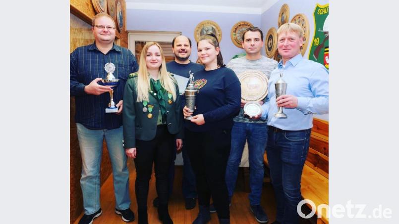 Markus Schiesl (rechts) wurde Bürgerkönig. Martin Kirchhammer nahm den Siegerpokal für die Feuerwehr Dürnersdorf entgegen. Karina Bauer holte sich den Wanderpokal, Peter Bauer war bester Einzelschütze und Ludwig Zenger bester Pistolenschütze. Schützenmeisterin Amanda Nießl gratulierte. Bild: exb