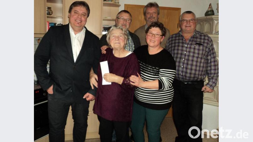 von links Bürgermeister Hans Gradl die Jubilarin, Tochter Margot und Sohn Ernst
 dahinter Erich Lacher. und Peter Köppl