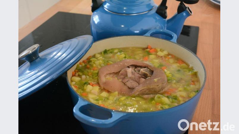 Mit Nacken-, Schulter- oder Bauchfleisch vom Schwein bereitet OWZ-Küchenchef Michael Schiffer seine Erbsensuppe nach rheinischem Rezept zu. Bild: Gabi Schönberger