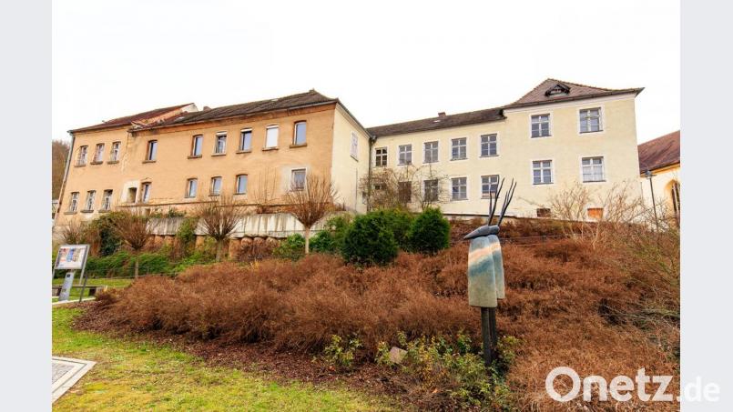 Das alte Krankenhaus (links) wird nun doch saniert und wird Stadtarchiv. Das hellere, rechts angebaute Gebäude zum Pfleghof hin wird abgerissen. Hier ensteht die Offene Ganztagsschule für die Gerhardingerschule. Bild: Hösamer