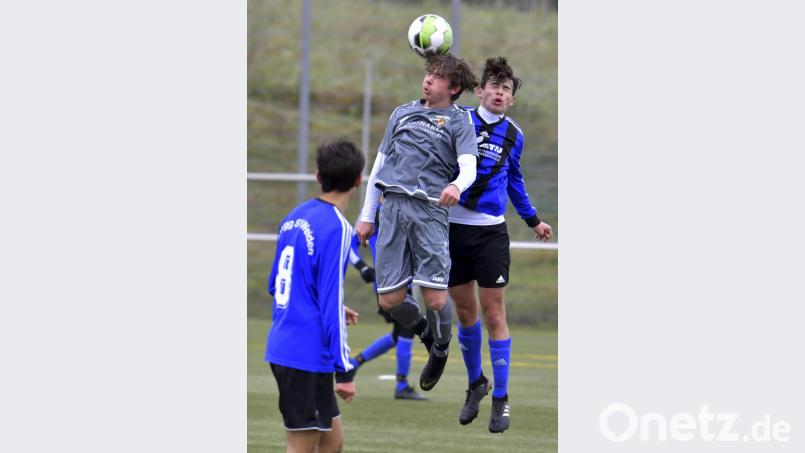 Sieger in diesem Kopfballduell blieb hier der Raigeringer Torschütze Dominik Gottfried (Mitte). Bild: Ziegler