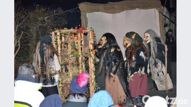 Echte Hexen bestimmen den ersten Teil des schaurig-schönen Schauspiels mit seiner bombastisch inszenierten Wirkung. Bild: fjo